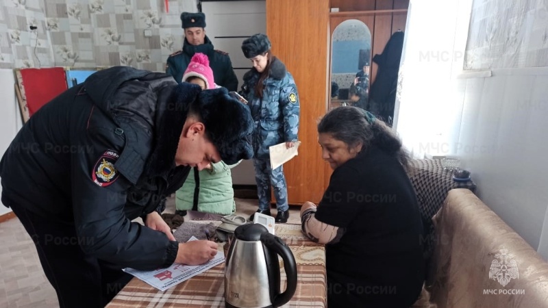 В Новозыбкове сотрудники МЧС и МВД провели рейды в состоящих на учёте в ПДН семьях