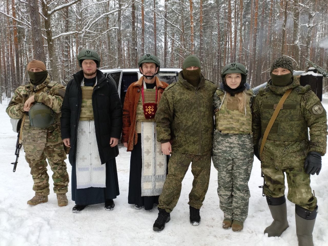 Брянские священники окропили святой водой военную технику бойцов