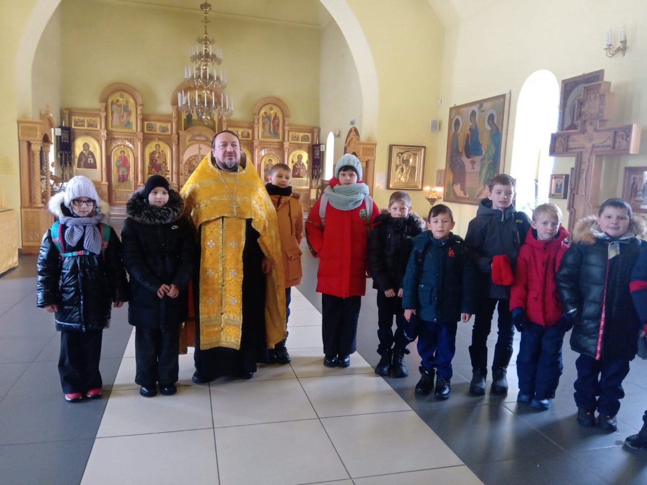 Для школьников из Выгоничей провели урок православия в Свято-Никольском храме