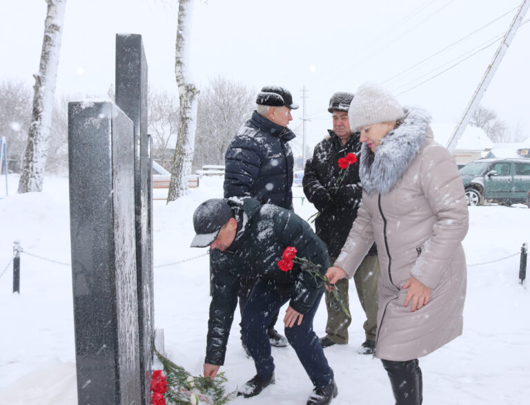 Под Трубчевском в селе Гнилево открыли обновленный памятник воинам-землякам