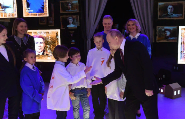 Путин впервые приехал на выставку «Россия» на ВДНХ и пообщался с ученицей Брянковской школы