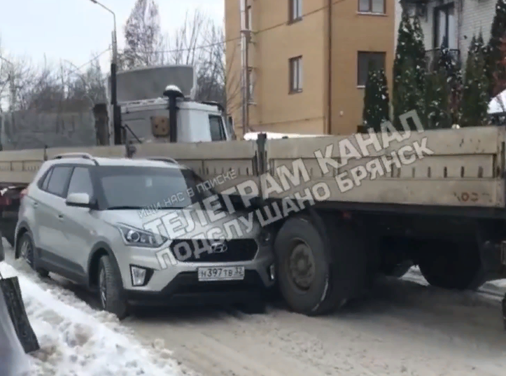 В Брянске на улице Попова не разъехались легковушка и грузовик