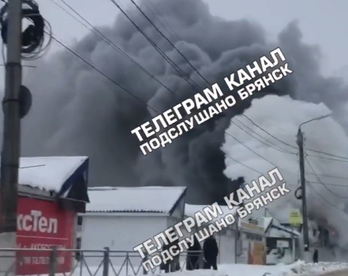 В Брянске на Новостройке произошёл крупный пожар у торговых павильонов