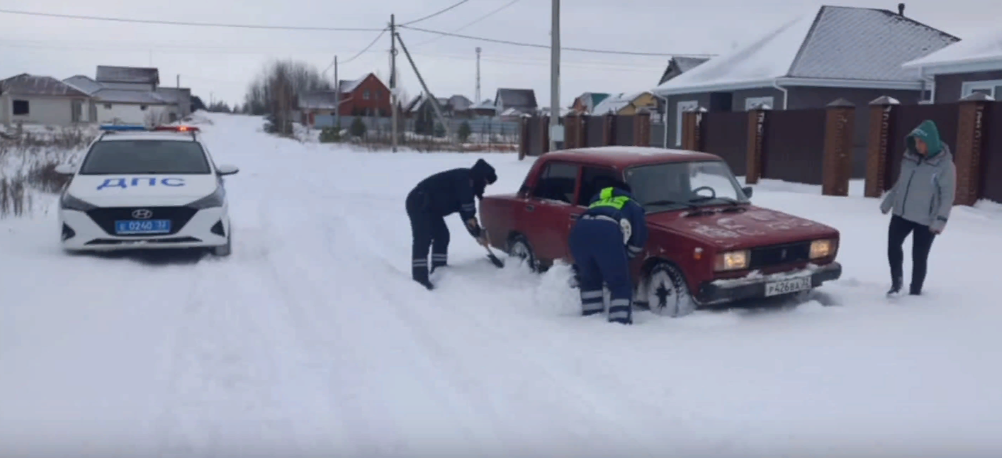 В Клинцах сотрудники ДПС помогли автомобилистке выбраться из снежного плена