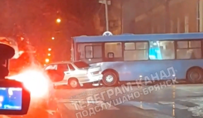 В Брянске на площади Ленина столкнулись синий автобус и легковушка