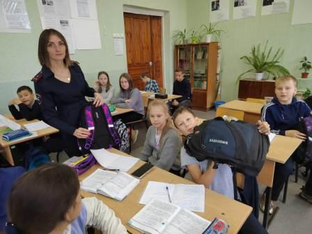 У брянских школьников проверили наличие светоотражающих элементов на рюкзаках