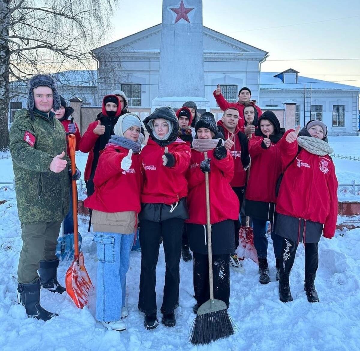 В Комаричах волонтёры очистили от снега территории памятных мест