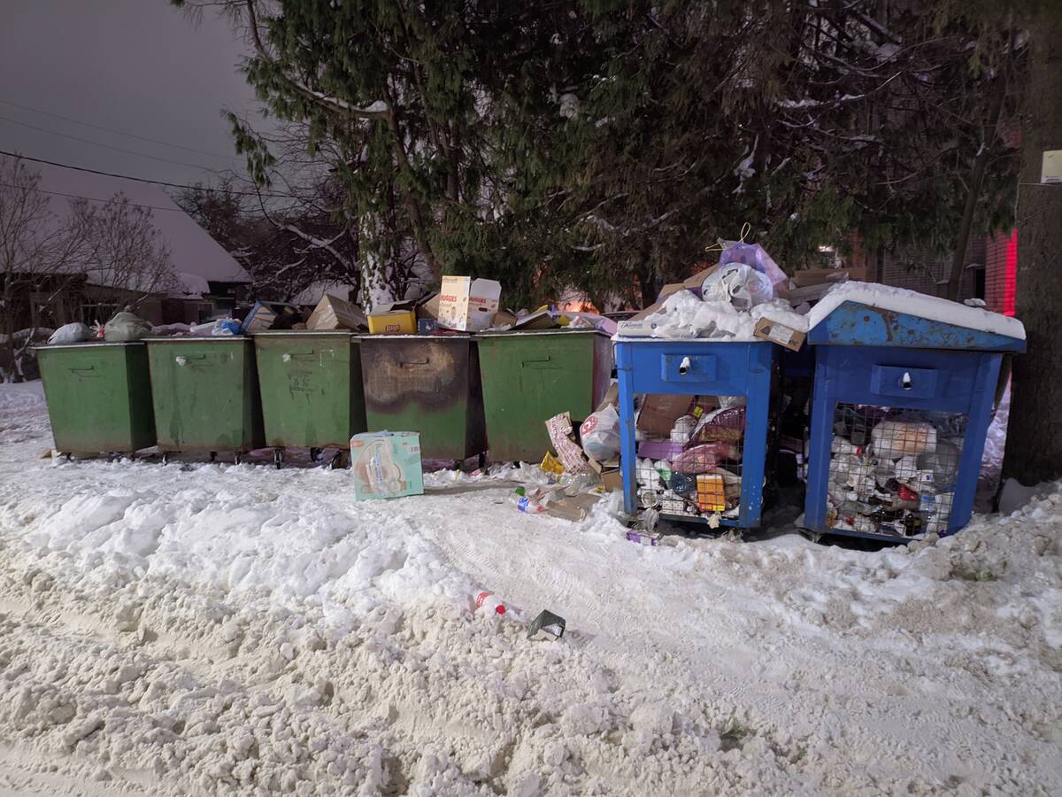 Брянцы просят вывезти мусор из переполненных контейнеров на улице Тарджиманова