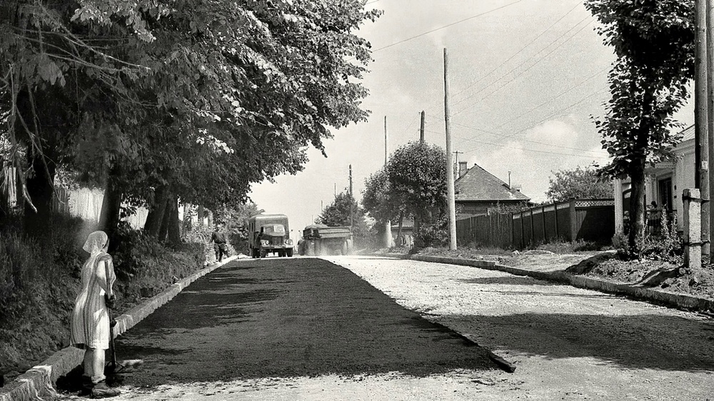 Опубликован архивный снимок асфальтирования улицы Урицкого
