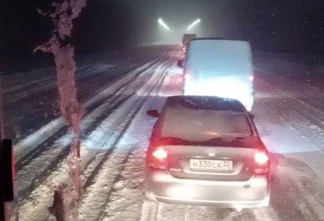 Сотни машин попали в жуткую пробку на трассе Брянск - Новозыбков