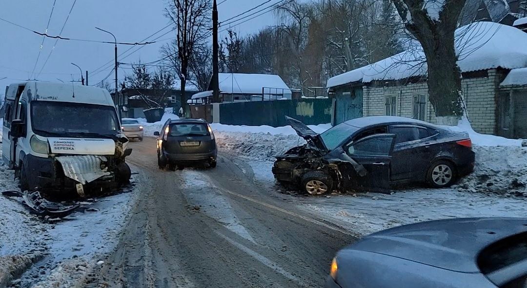 В Брянске пьяный водитель протаранил на улице Калинина маршрутку