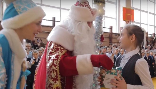 В гости к школьникам Володарского района Брянска пришла новогодняя сказка