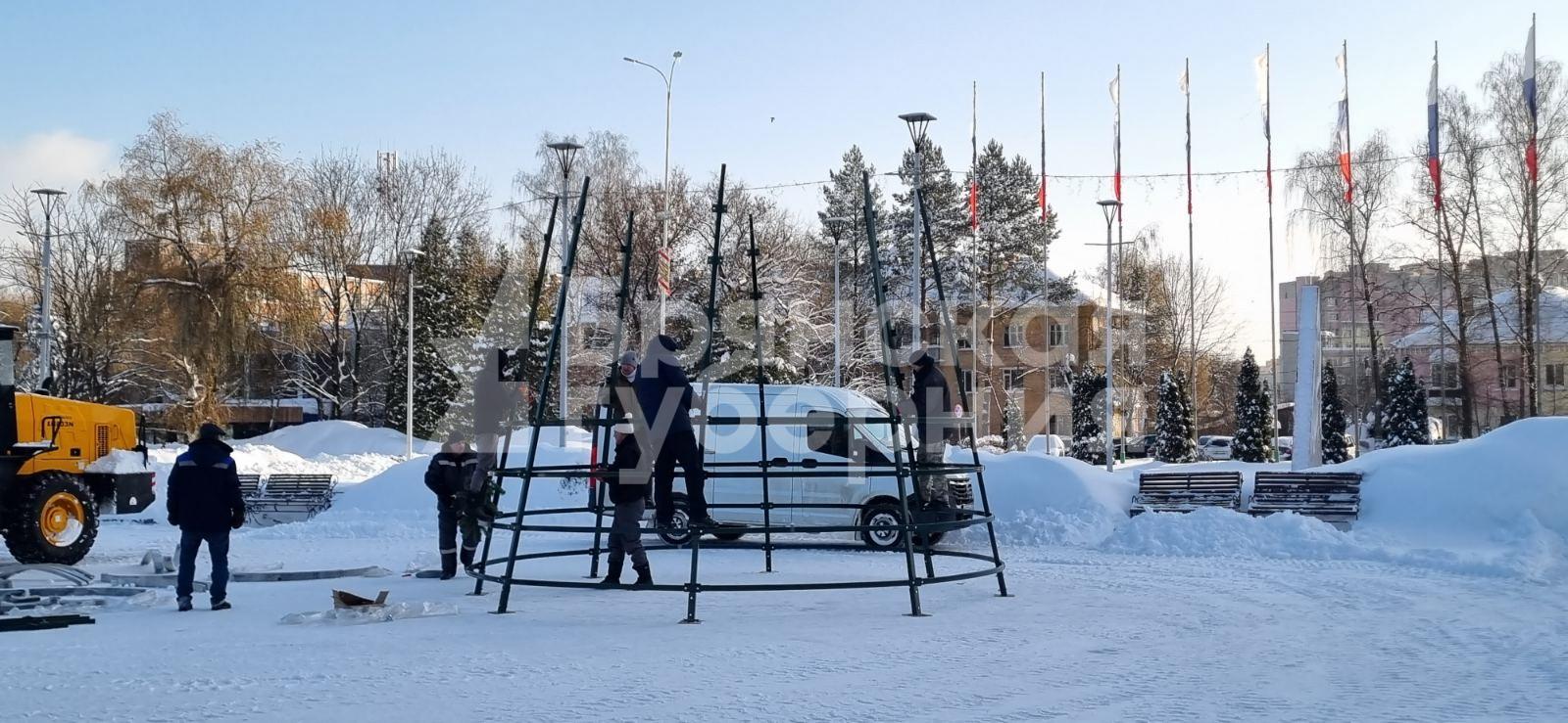 На площади Воинской славы в Брянске  устанавливают искусственную новогоднюю елку
