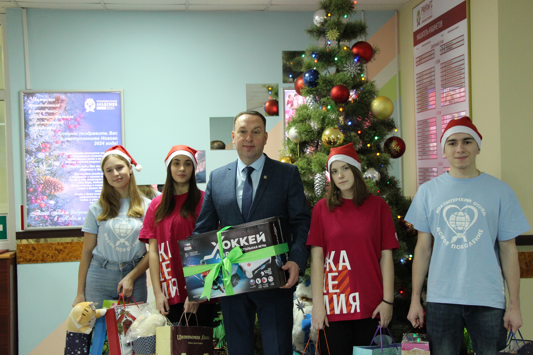 В Брянске детям из онкоцентра передали новогодние подарки