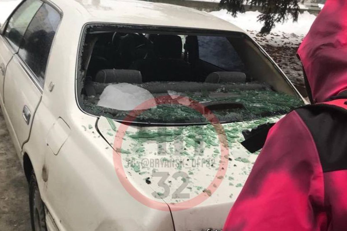 В Брянске ледяная глыба повредила автомобиль