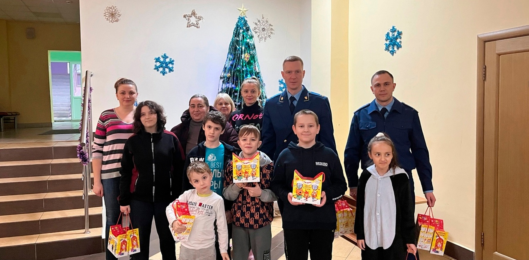 Прокурор Дятьково вручил новогодние подарки детям из пункта временного размещения