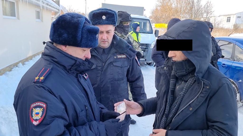 Брянские полицейские выдворили из России двоих мигрантов