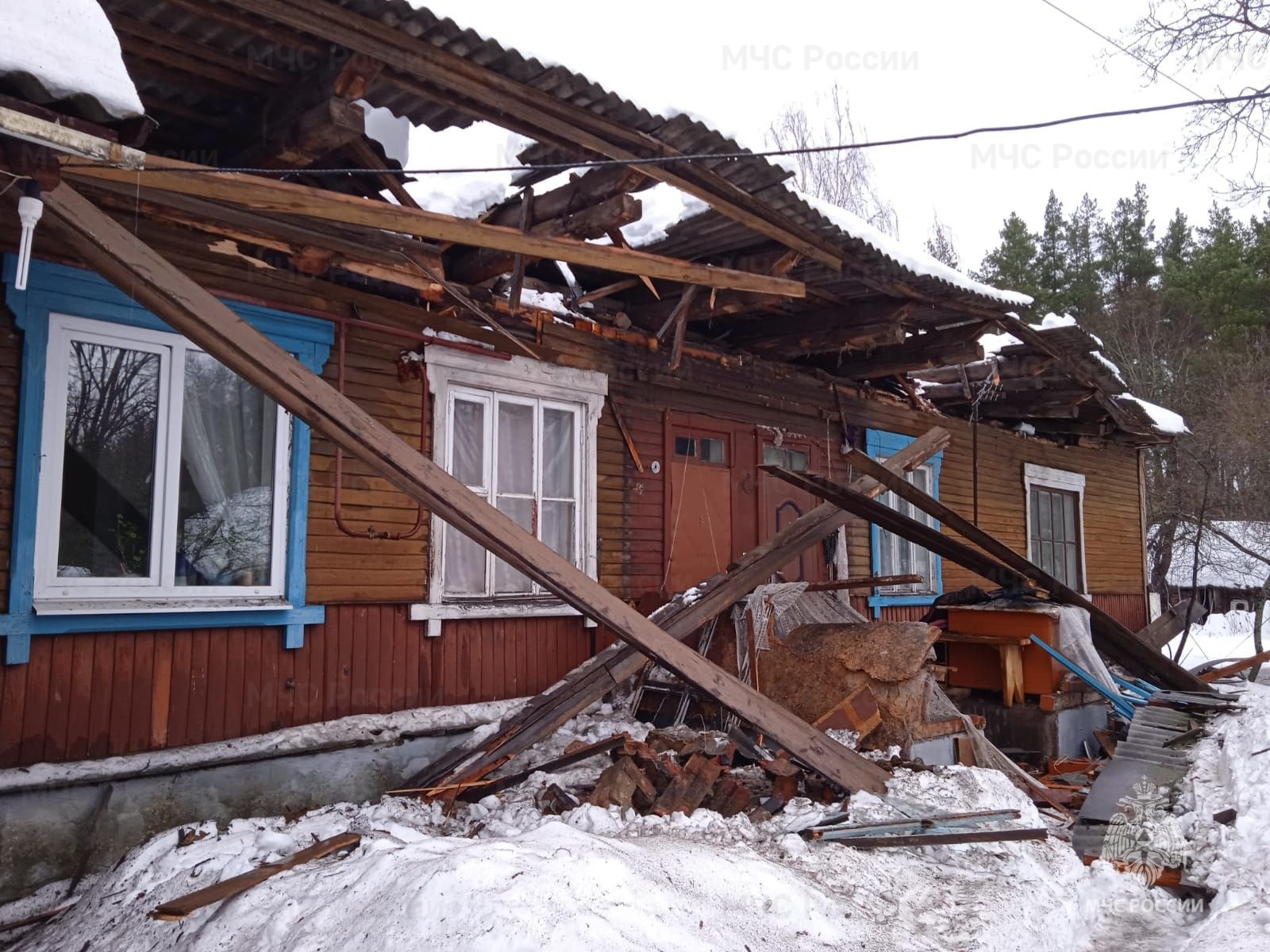 В брянском поселке Вышков под тяжестью снега рухнула крыша дома