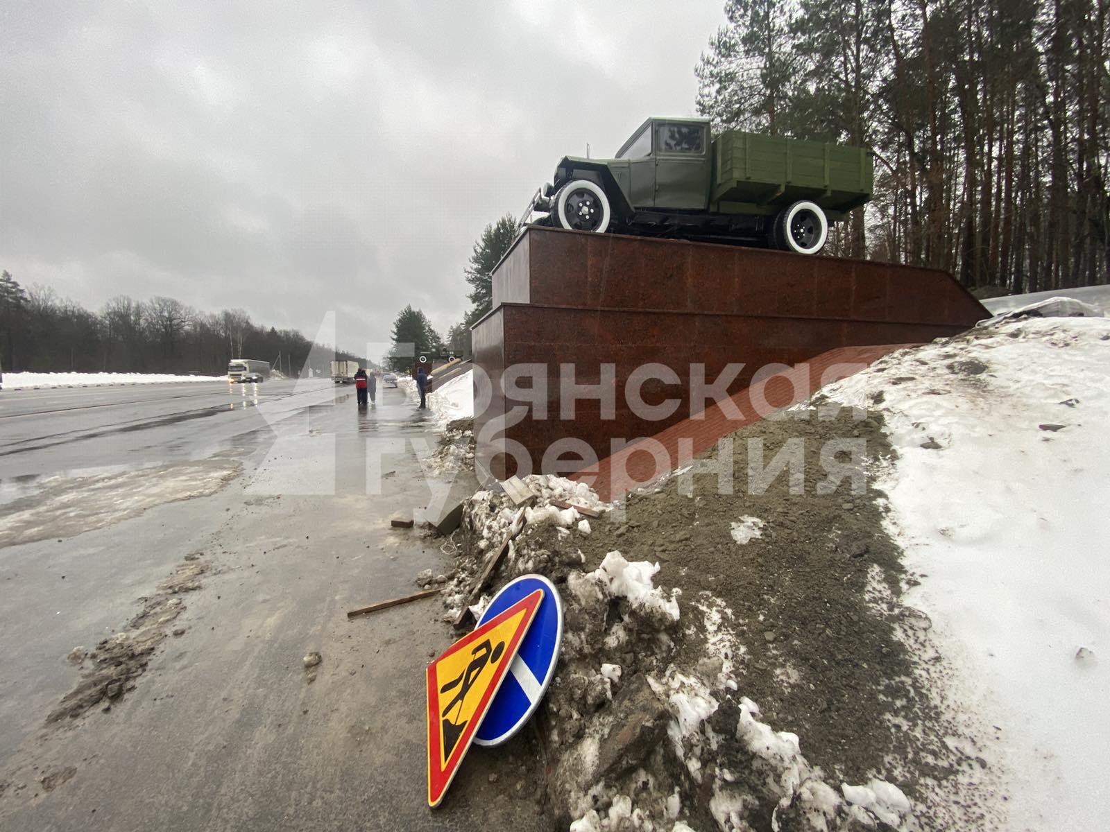 В Брянске на памятник воинам-водителям вернулись полуторки после реставрации