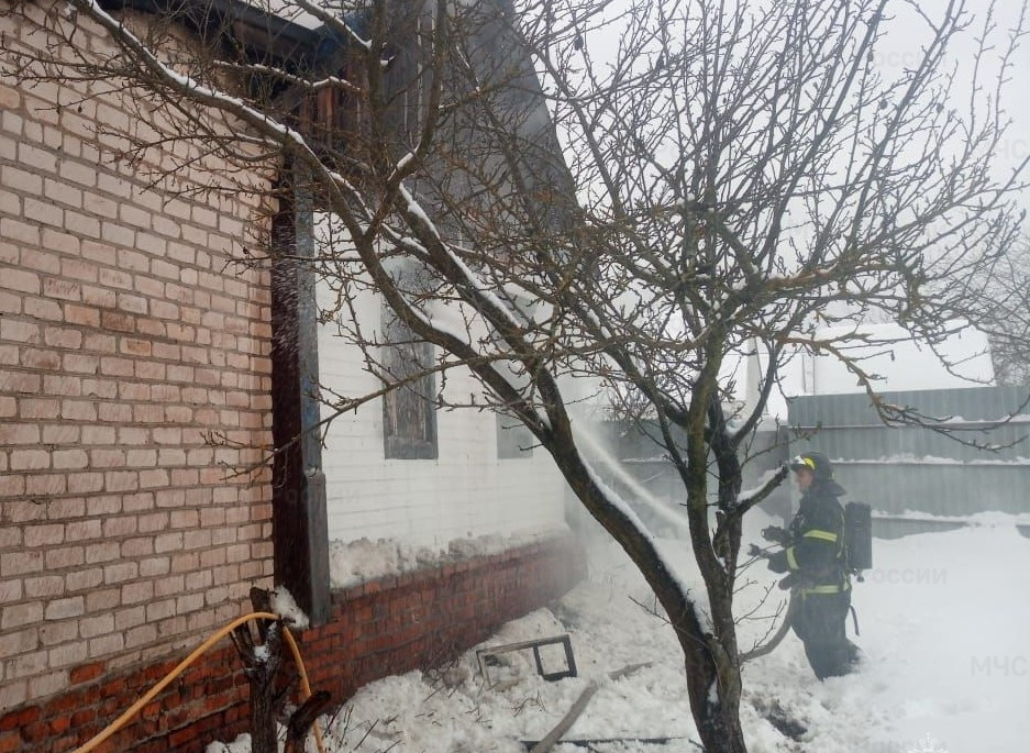 В Клинцах Брянской области при пожаре в частном доме пострадал человек