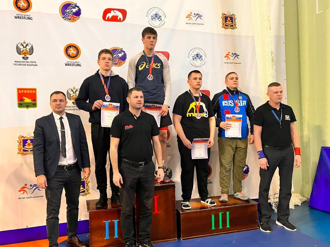 Дятьковские спортсмены взяли 9 медалей на первенстве по спортивной борьбе
