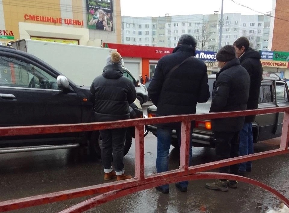 В Брянске на Новостройке не поделили дорогу две легковушки