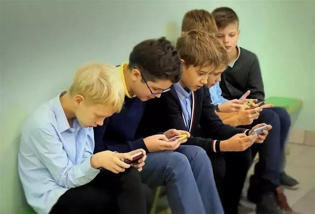 В России законодательно запретили детям телефоны в школах