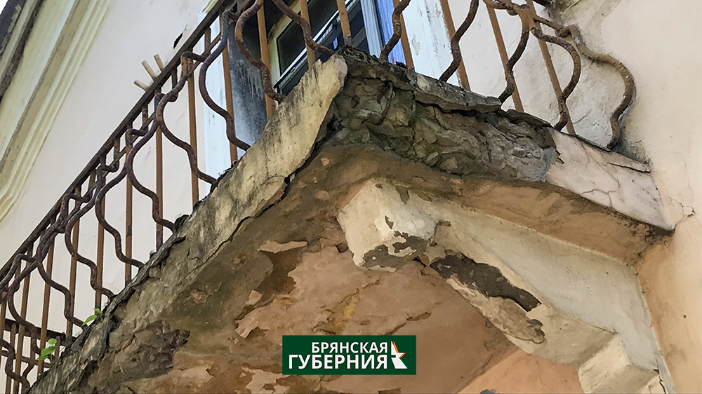 Прокуратура обязала управляющую компанию отремонтировать балкон многоэтажки в Новых Дарковичах