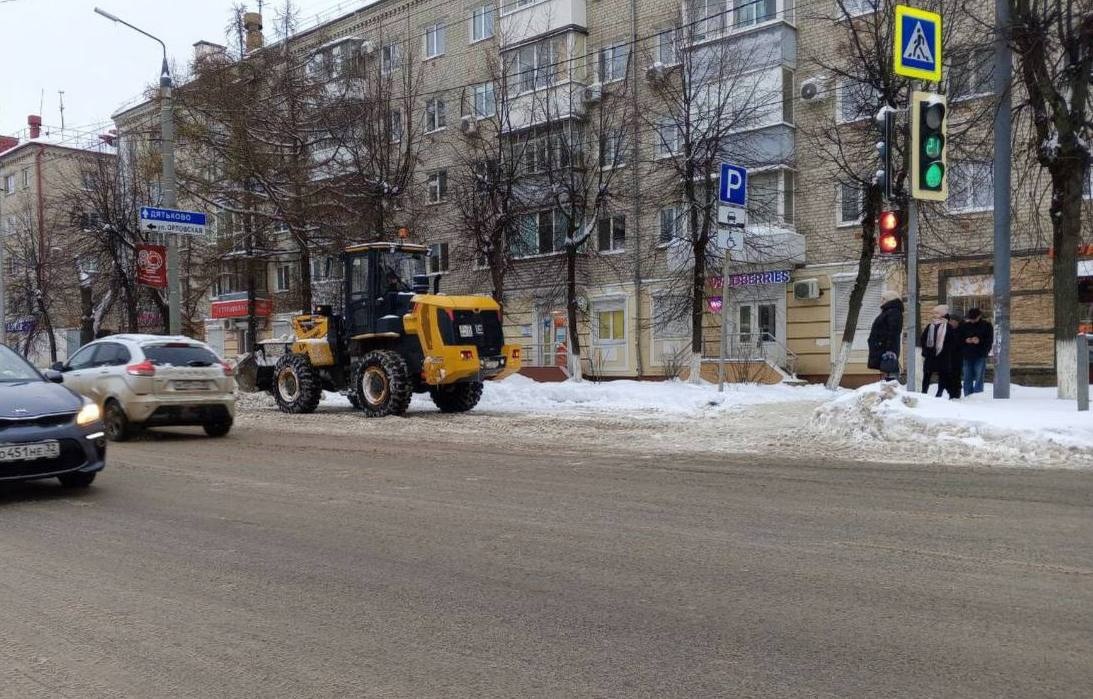 За сутки с дорог Бежицкого района Брянска вывезли 900 кубометров льда и снега