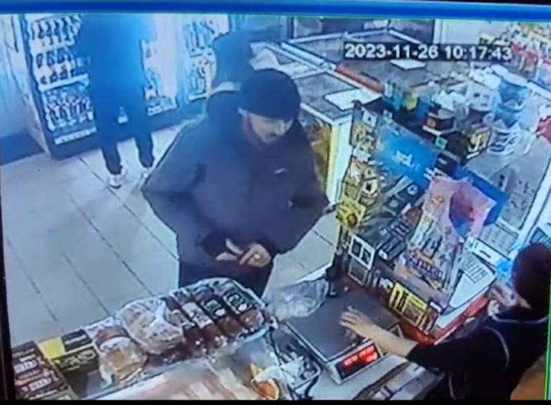 В Брянске разыскивают мужчину, расплатившегося в магазине чужой банковской картой