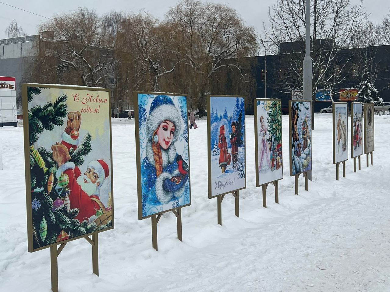 Улицы Володарского района Брянска украсили старинными открытками