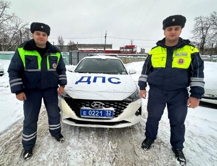В Брянске сотрудники ДПС помогли попавшему в снежную ловушку водителю