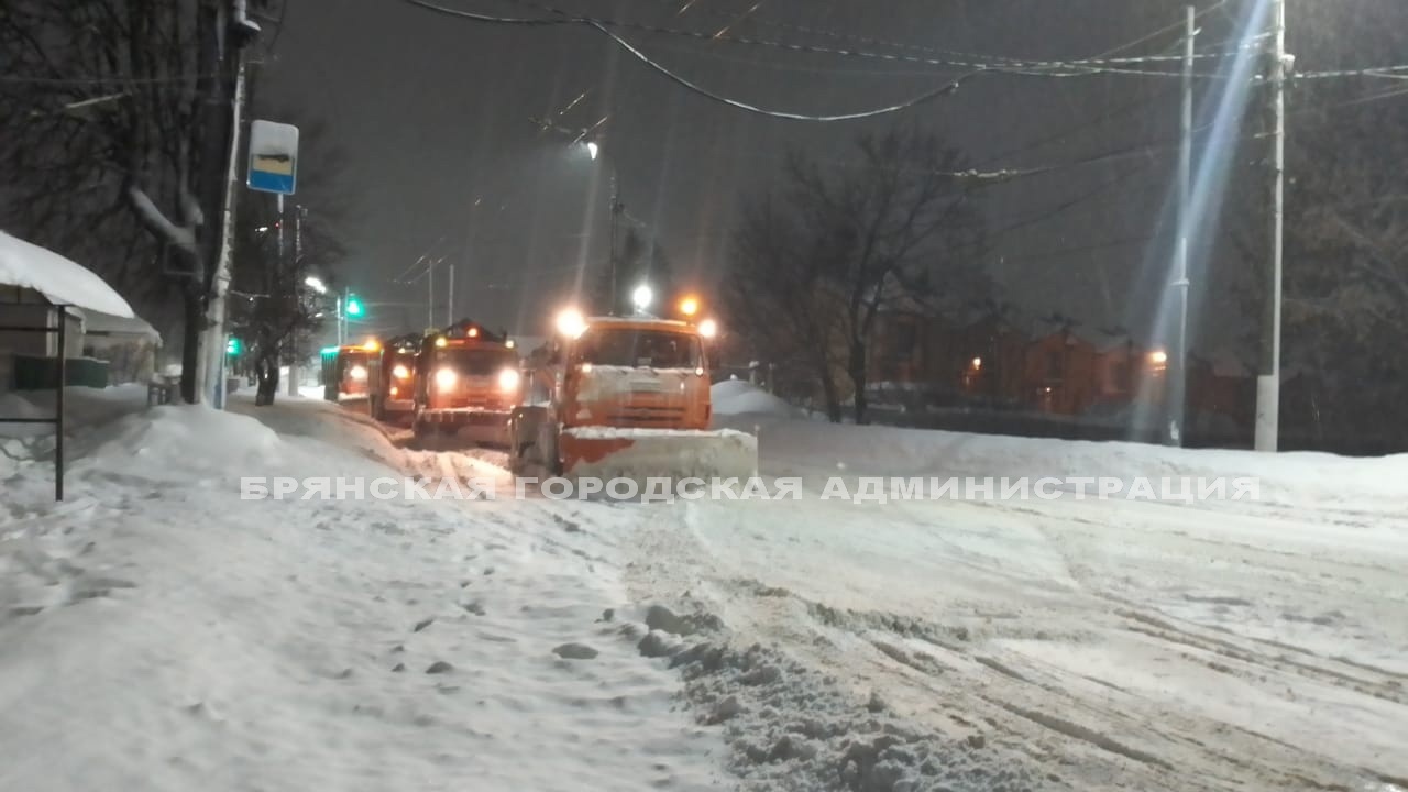Ночью после мощного снегопада дороги в Брянске расчищали 34 единицы техники