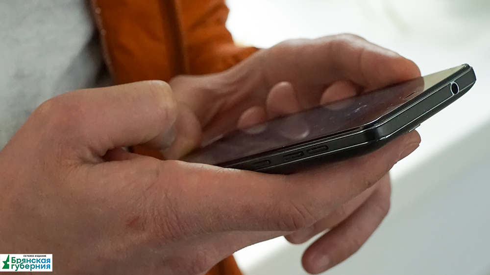 В Брянске уголовник украл в магазине служебный мобильник из-под носа у продавцов