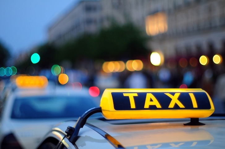 В Брянске таксист украл 58 тысяч рублей с потерянной пассажиркой банковской карты