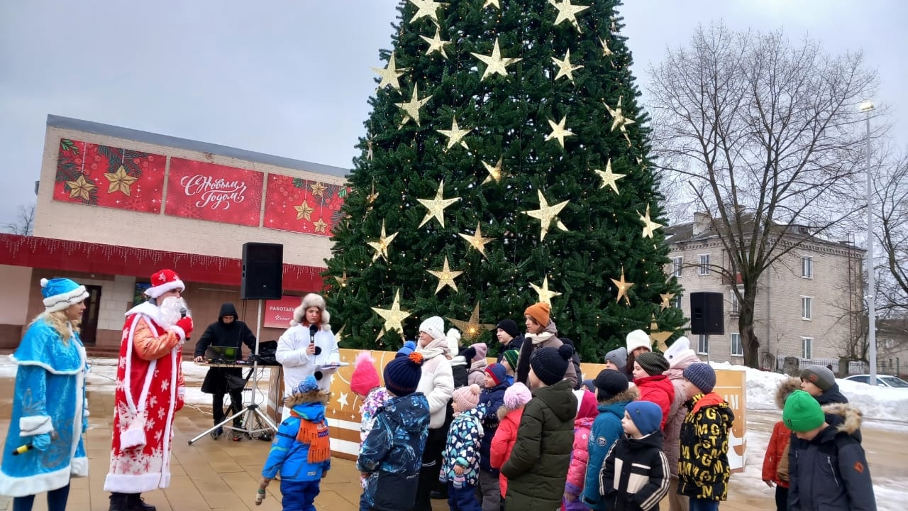 В Брянске перед кинотеатром "Салют" открыли главную новогоднюю елку Володарского района