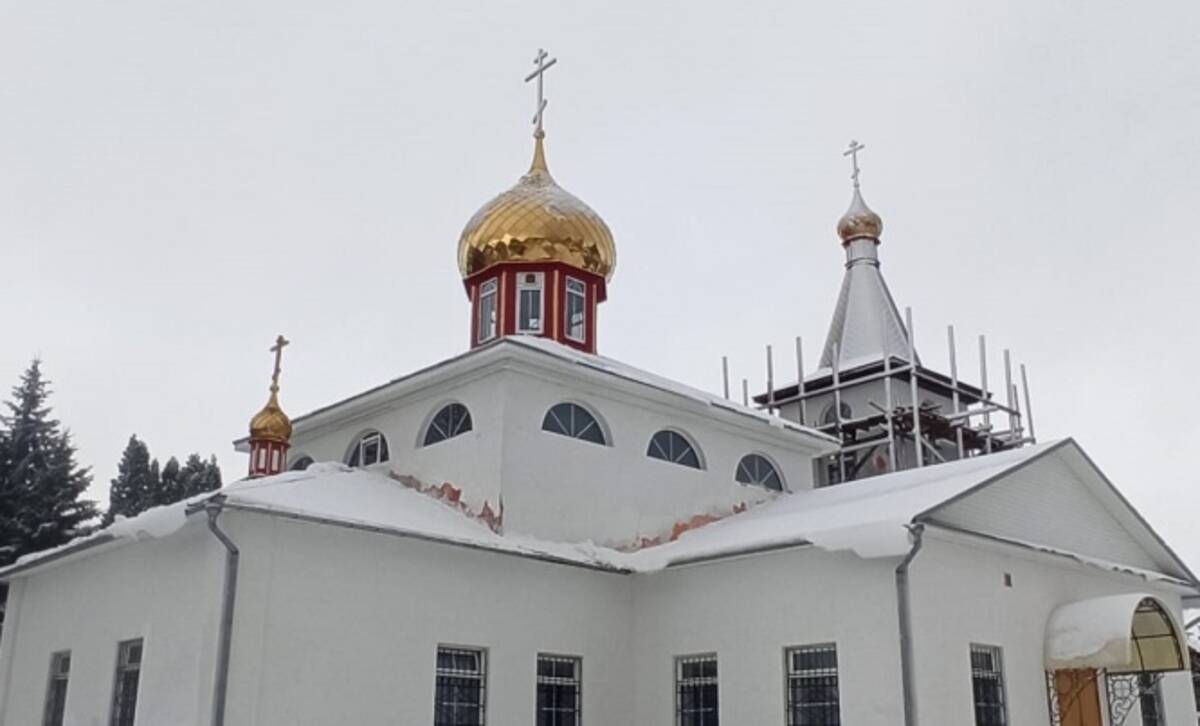 В поселке Локоть на храме во имя Новомучеников и Исповедников Российских заменили купола и кресты