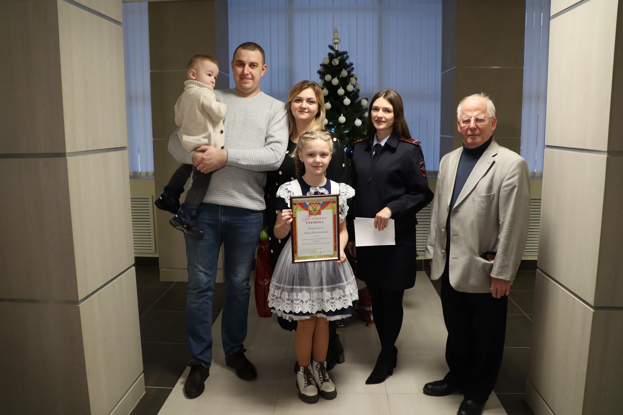 В Брянске наградили победителей конкурса детских рисунков «Мои родители работают в полиции"