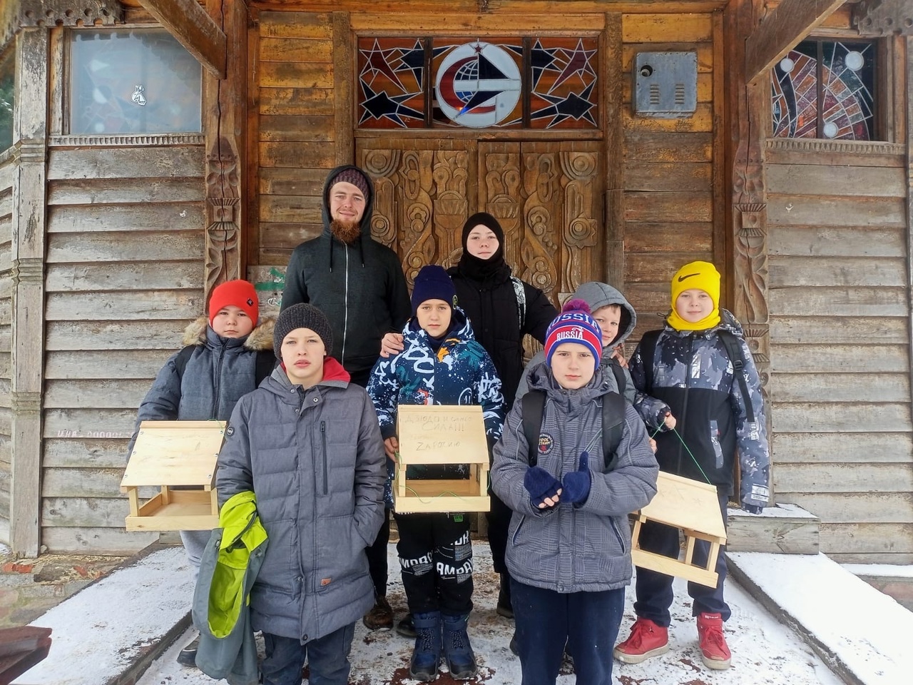 В Брянске юные спортсмены смастерили кормушки для птиц в парке Толстого