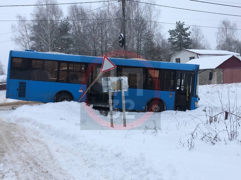 В Фокинском районе Брянска автобус №48 вылетел в кювет