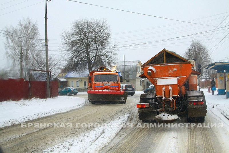 В Брянске 1 декабря на битву со снегом выехали 65 единиц техники
