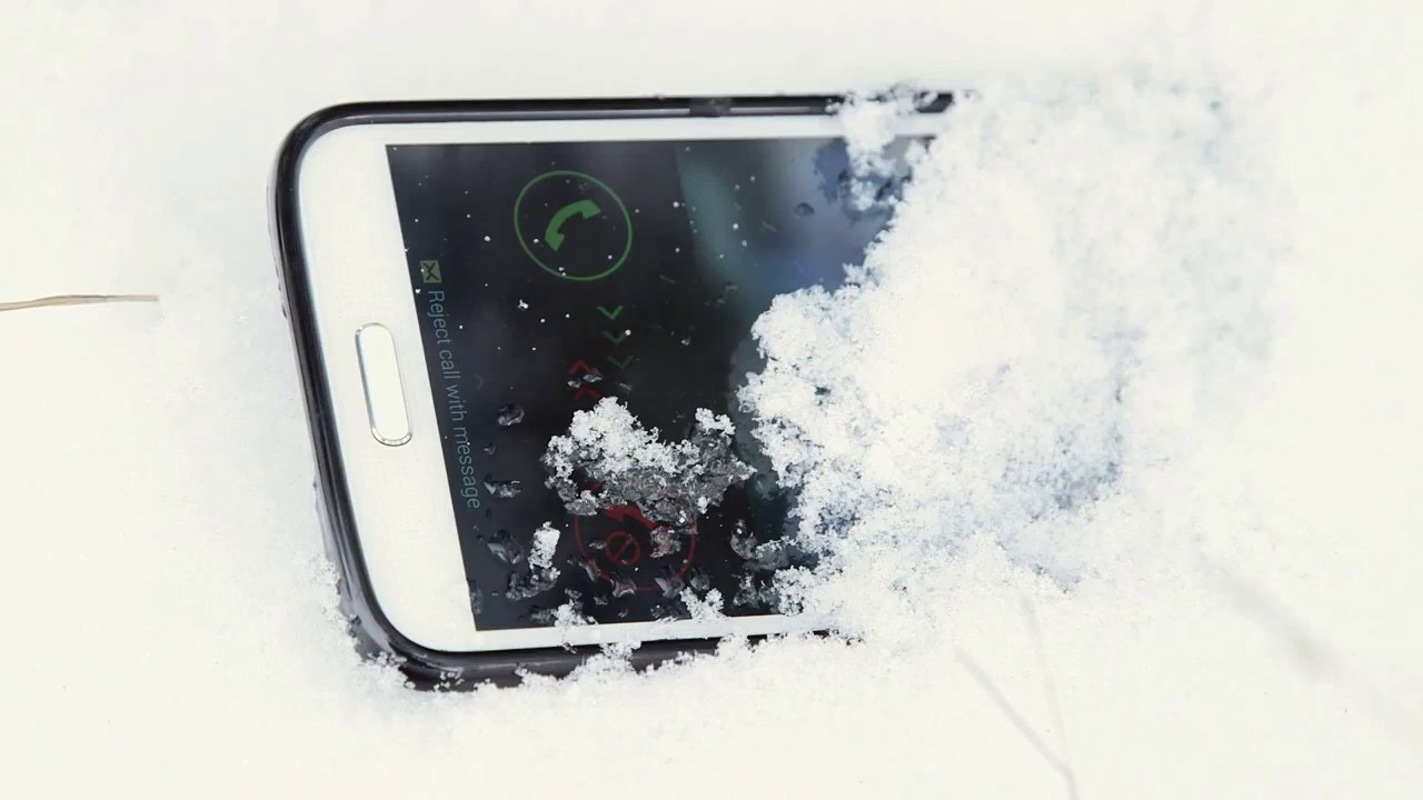 В Новозыбкове девушка упала в снег возле закусочной и потеряла айфон