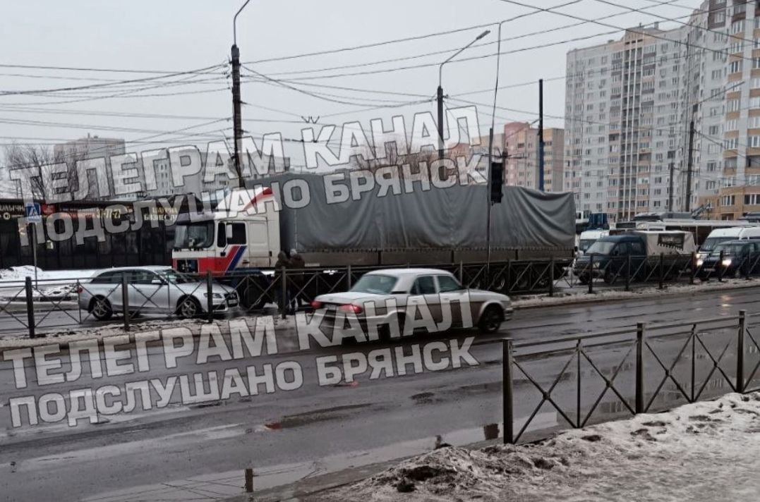 В Брянске на проспекте Московском легковушка угодила под фуру