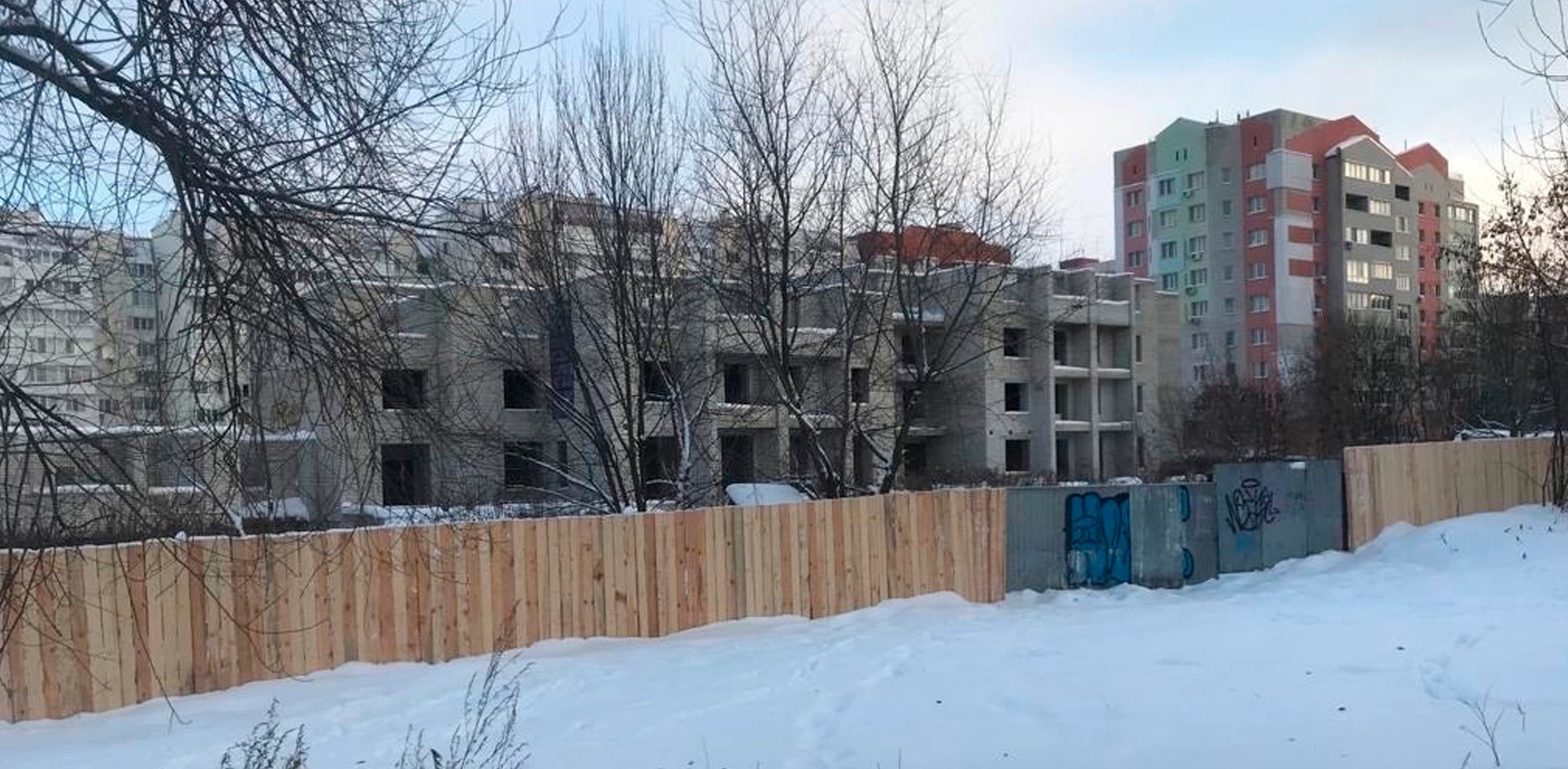 В Брянске после вмешательства прокуратуры ограничили доступ к 14-этажному недострою