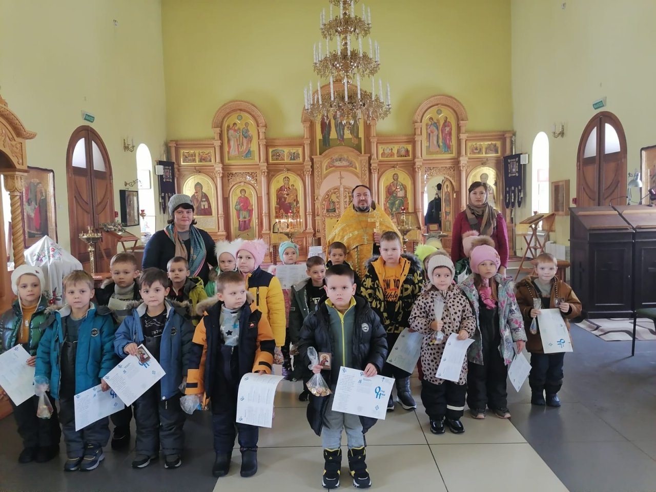 Выгоничские дошкольники посетили Свято-Никольский храм