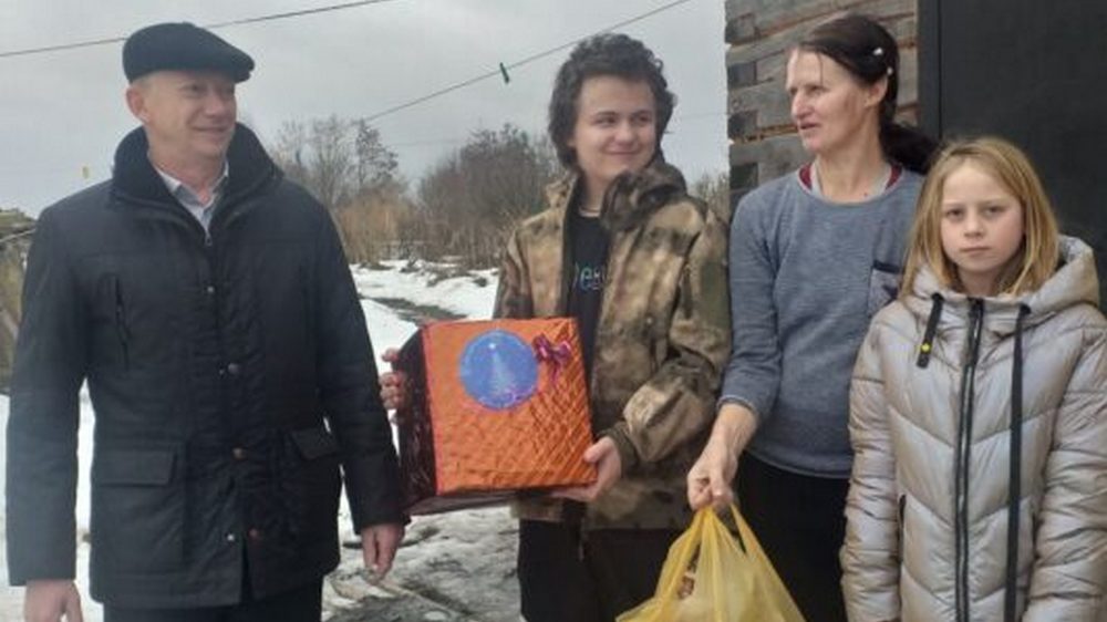 В Севском районе 30 детей и подростков с ОВЗ получили новогодние подарки