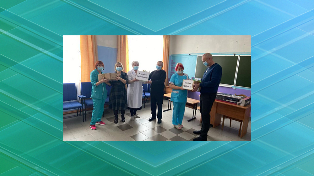 В Жуковском округе депутаты и чиновники присоединились к акции «Коробка храбрости»