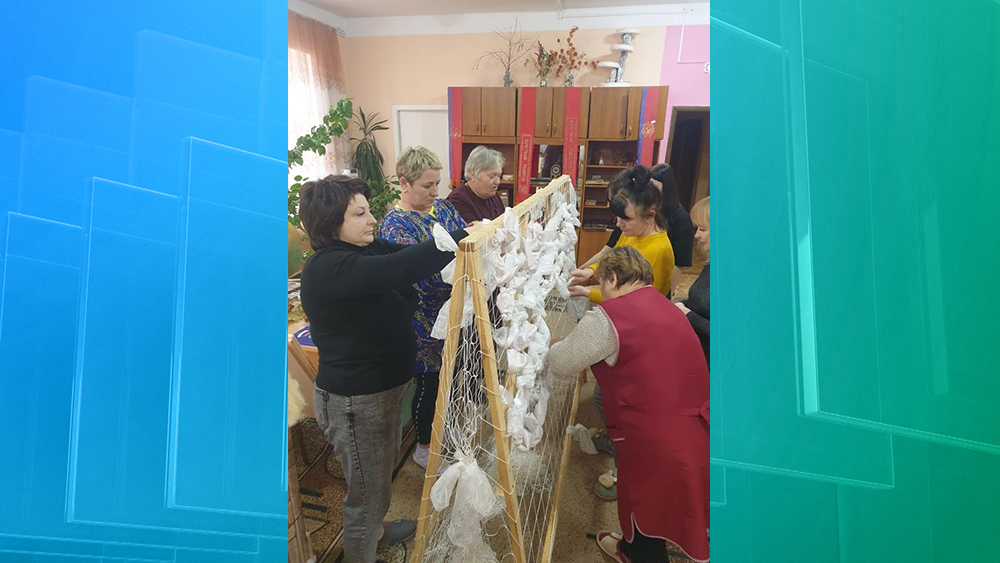 Ребята из волонтёрского отряда «Тёплый дом» карачевского приюта плетут маскировочные сети