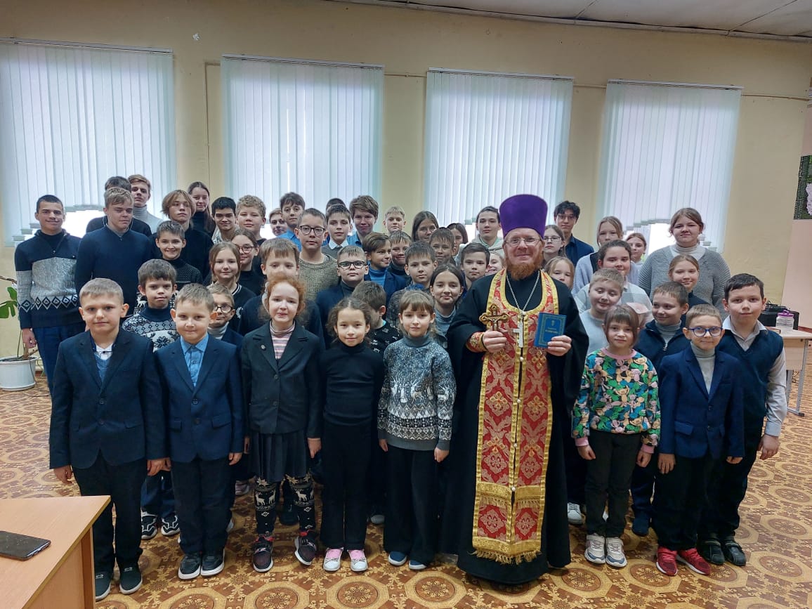 В брянском посёлке Свень-Транспортная священник провёл молебен для школьников