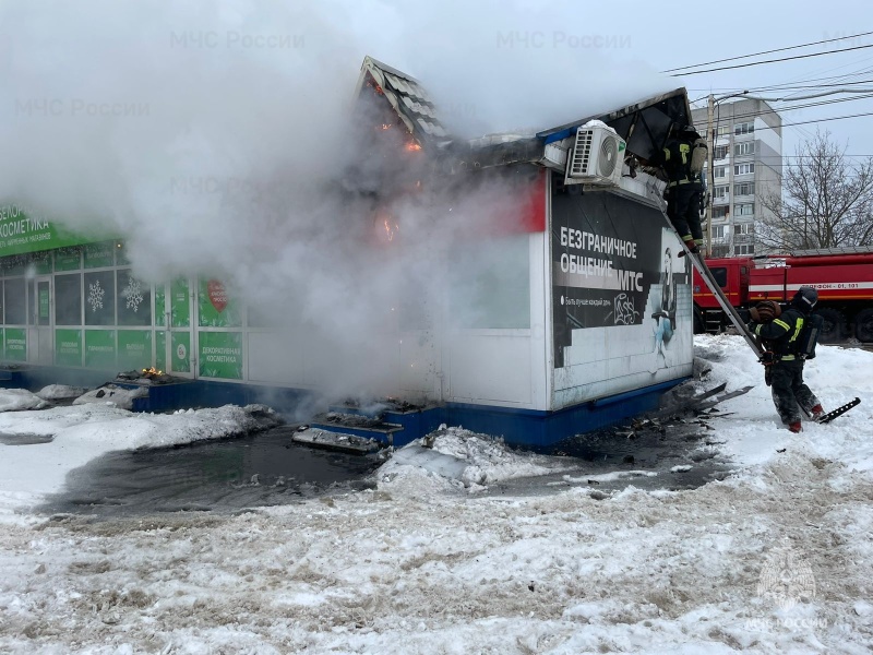 В Брянске горящий павильон МТС на Володарке тушили 5 пожарных расчётов